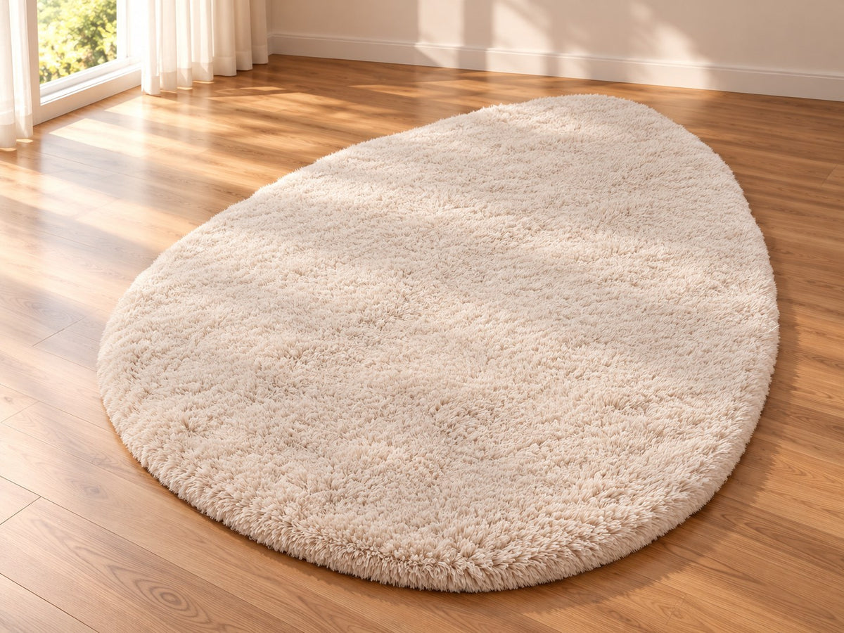 Tapis Galet Neige en forme de galet posé sur un parquet