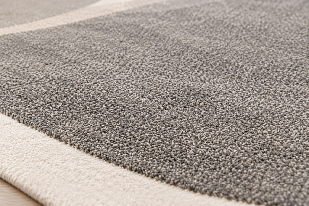 Détail de la texture du tapis Solveig et de sa bordure ivoire